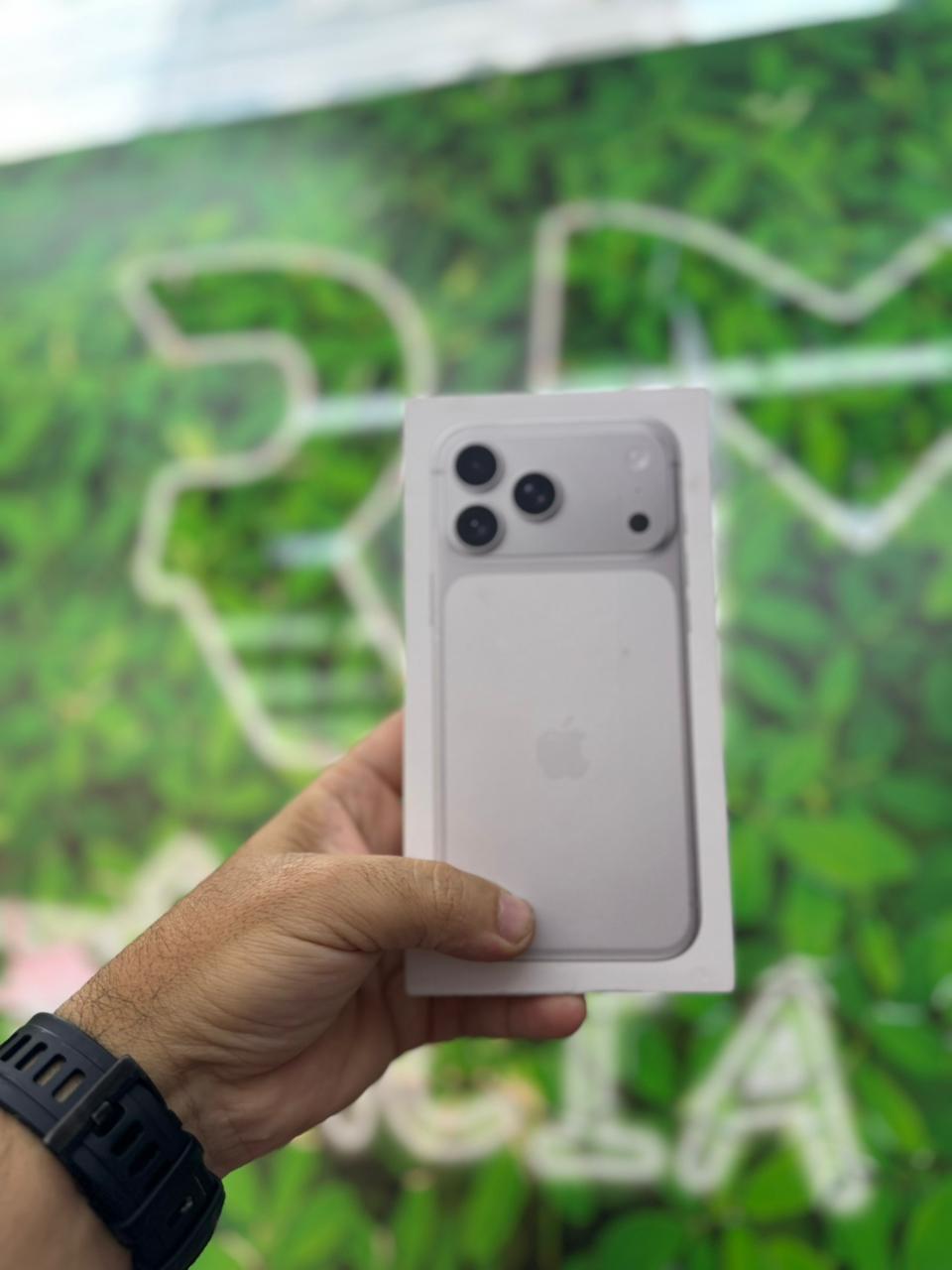 Caixa do iPhone 17 Pro Max disponível para consulta na RM Assistência