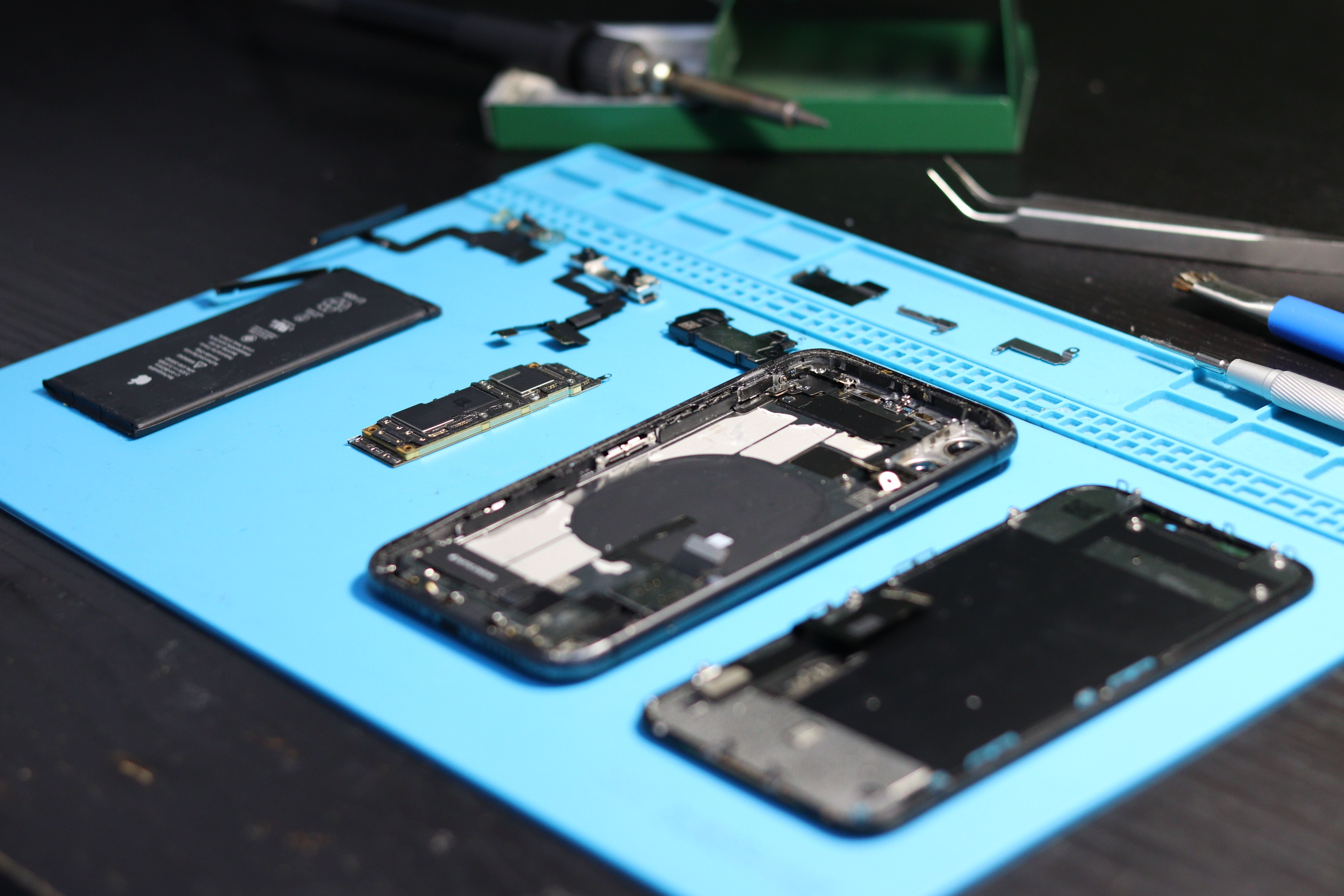 Reparo técnico em placa de celular